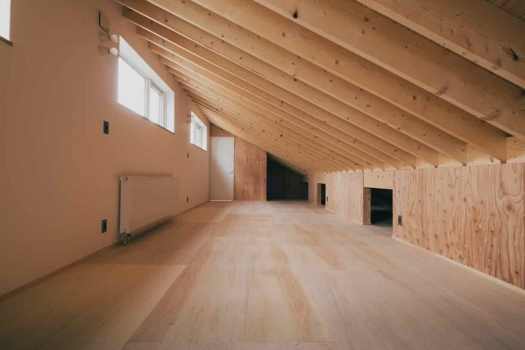 2階は小屋裏スペース。大空間の使い方に制限はありません。お子様3人が過ごす大広間。将来は3つに仕切る想定です。そのため　照明・コンセント・スイッチも将来を想定した配置に。突き当りにある白い扉は　共用トイレへの入口。