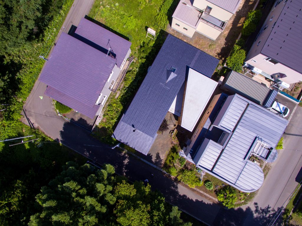 上空からのながめ。増築した事務所棟は、シート防水を採用し0勾配屋根を採用しています。シート防水の可能性を自社建築で検証しお客様の建築へフィードバックします。