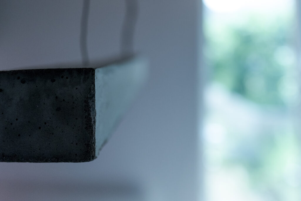 自作ペンダントライト。コンクリートと鉄番線で作成しました。