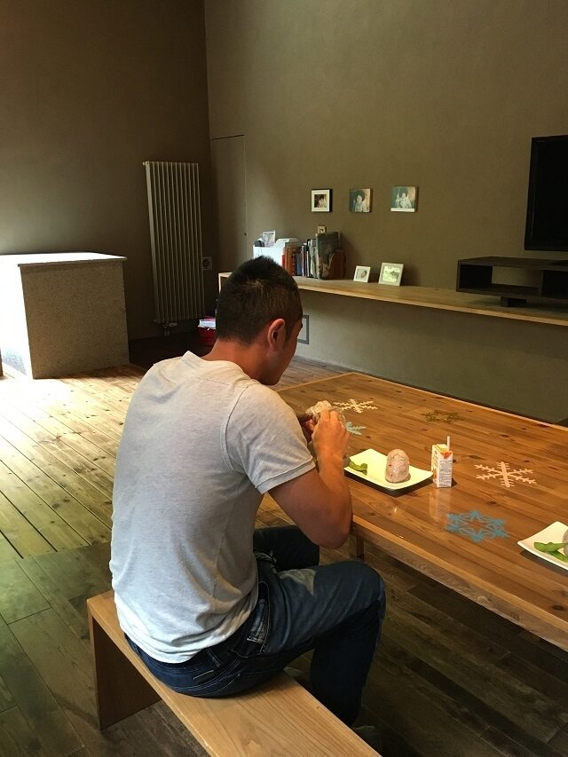 ベンチでランチ2