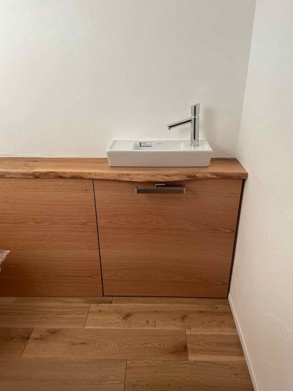 トイレ手洗いとナラ無垢カウンターと漆喰